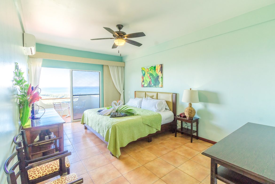 FAMOUS HOTEL WITH STUNNING OCEAN VIEWS OVERLOOKING THE WHALE’S TAIL IN UVITA – 2.7 Acres