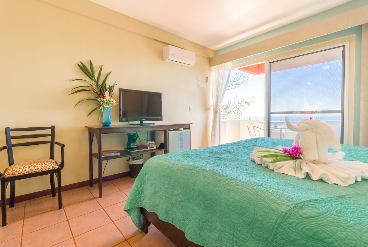 FAMOUS HOTEL WITH STUNNING OCEAN VIEWS OVERLOOKING THE WHALE’S TAIL IN UVITA – 2.7 Acres