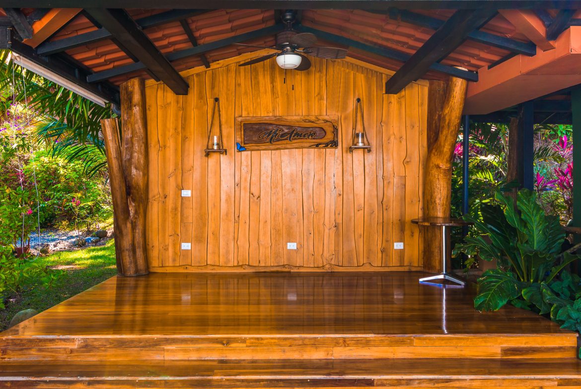 FAMOUS HOTEL WITH STUNNING OCEAN VIEWS OVERLOOKING THE WHALE’S TAIL IN UVITA – 2.7 Acres