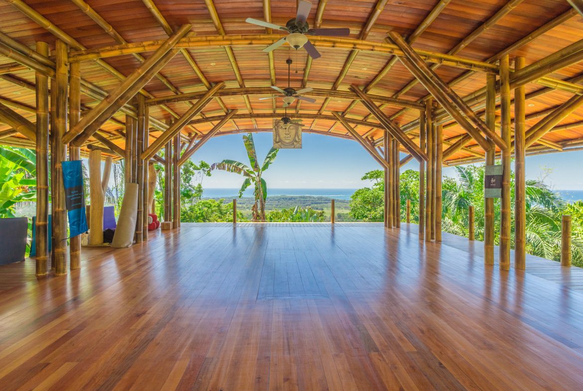 FAMOUS HOTEL WITH STUNNING OCEAN VIEWS OVERLOOKING THE WHALE’S TAIL IN UVITA – 2.7 Acres