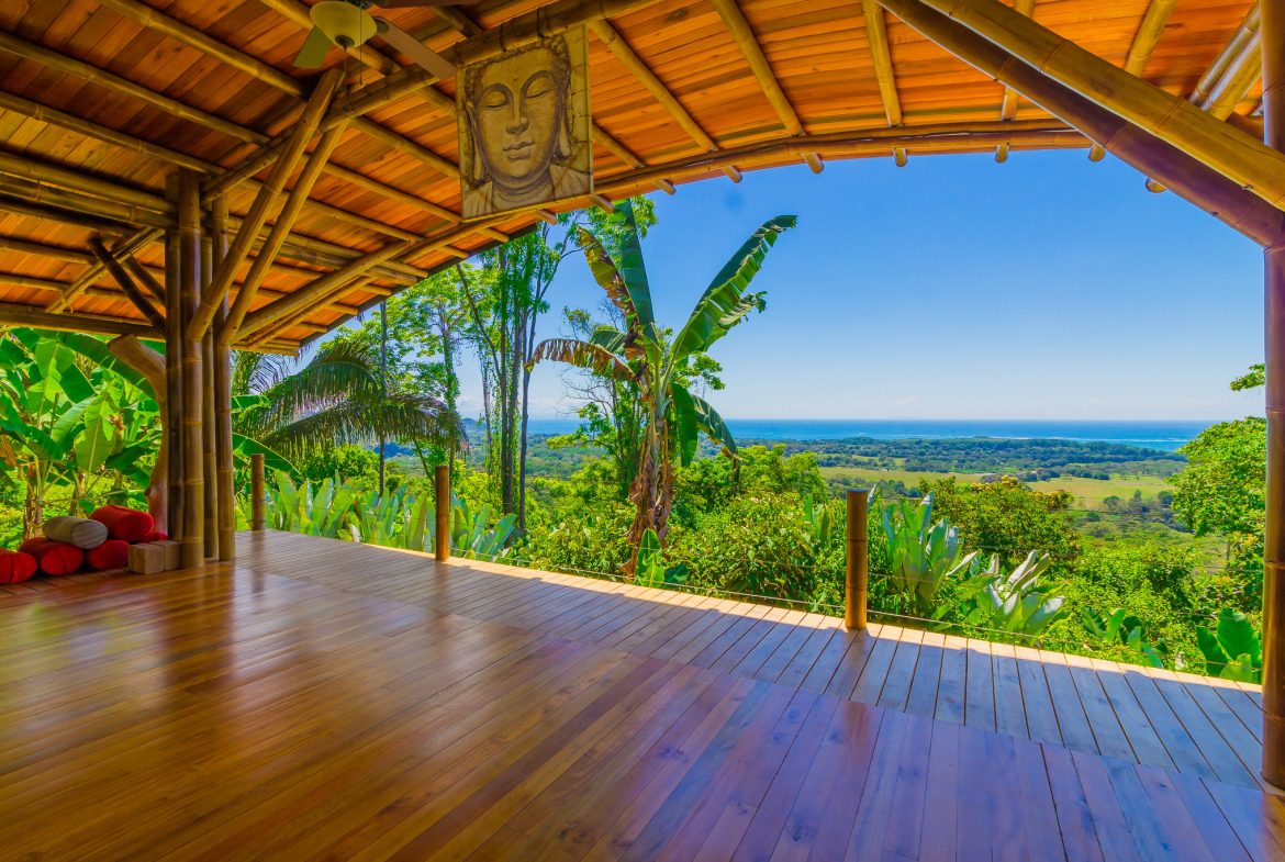 FAMOUS HOTEL WITH STUNNING OCEAN VIEWS OVERLOOKING THE WHALE’S TAIL IN UVITA – 2.7 Acres