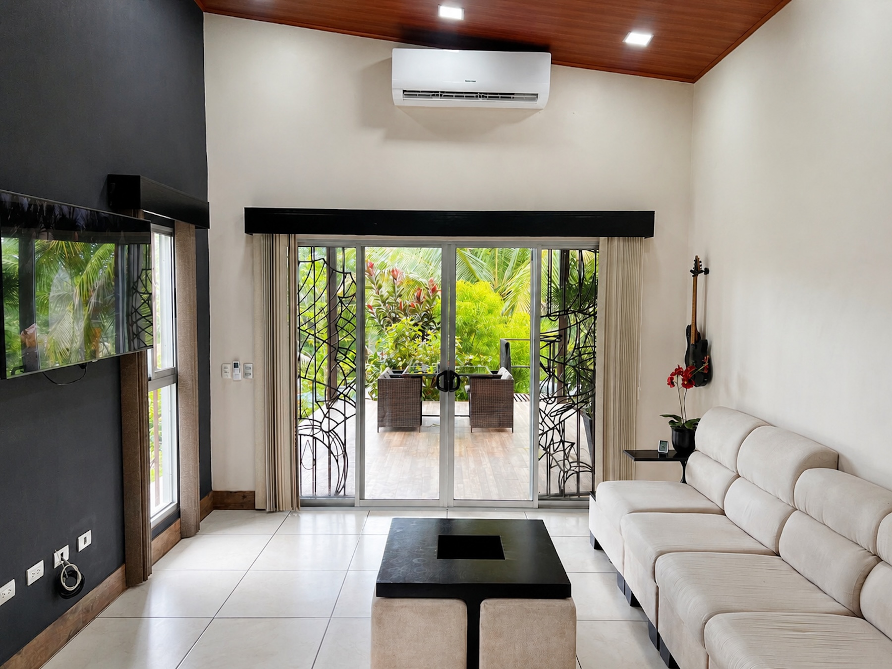CHARMING SINGLE-STORY RESIDENCE IN A SPACIOUS TROPICAL SETTING WITH GREAT POTENTIAL FOR EXPANSION, IN LOURDES QUEPOS – 1.24 ACRES