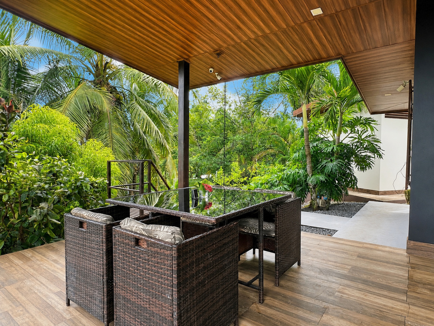 CHARMING SINGLE-STORY RESIDENCE IN A SPACIOUS TROPICAL SETTING WITH GREAT POTENTIAL FOR EXPANSION, IN LOURDES QUEPOS – 1.24 ACRES