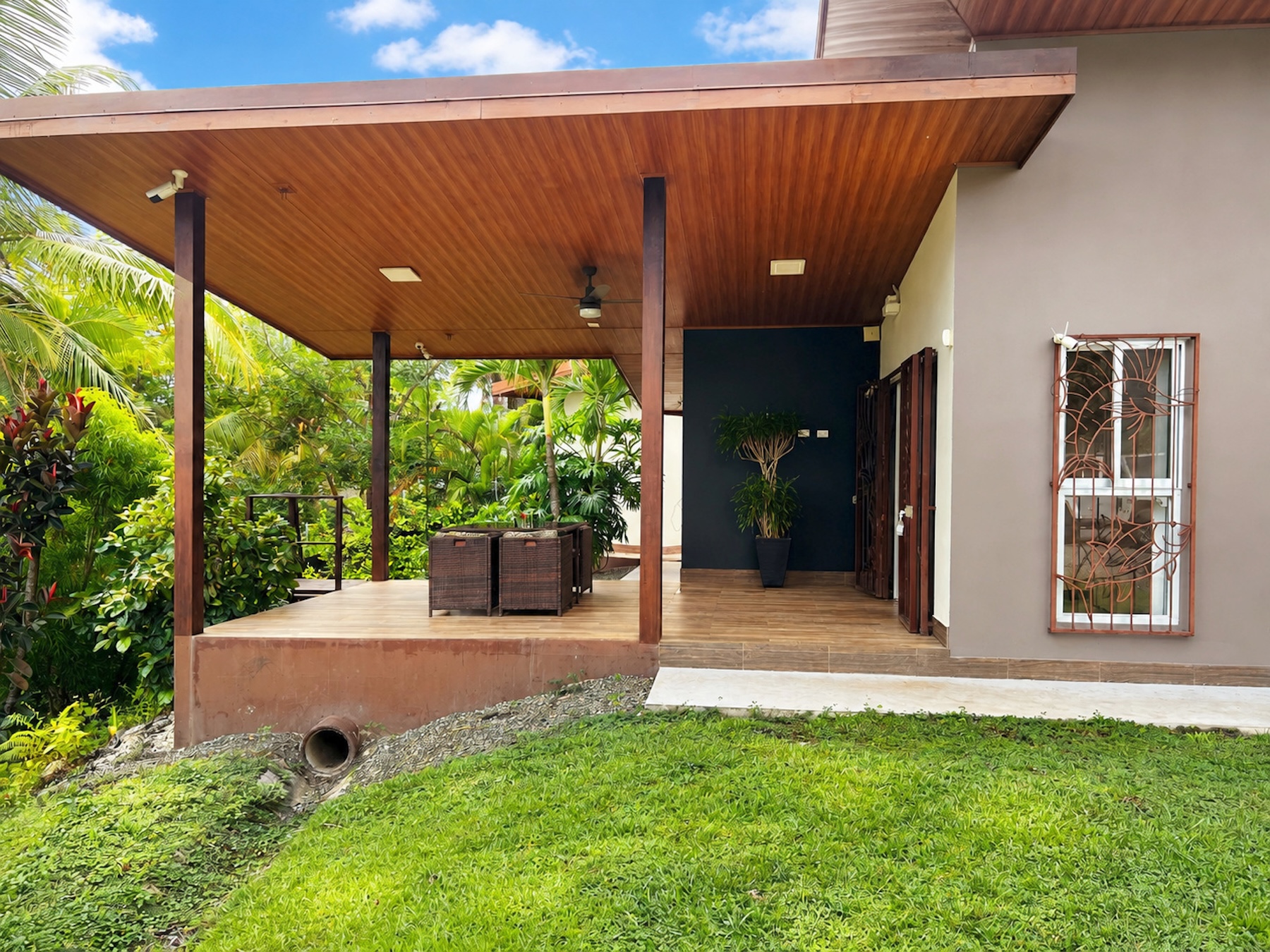 CHARMING SINGLE-STORY RESIDENCE IN A SPACIOUS TROPICAL SETTING WITH GREAT POTENTIAL FOR EXPANSION, IN LOURDES QUEPOS – 1.24 ACRES