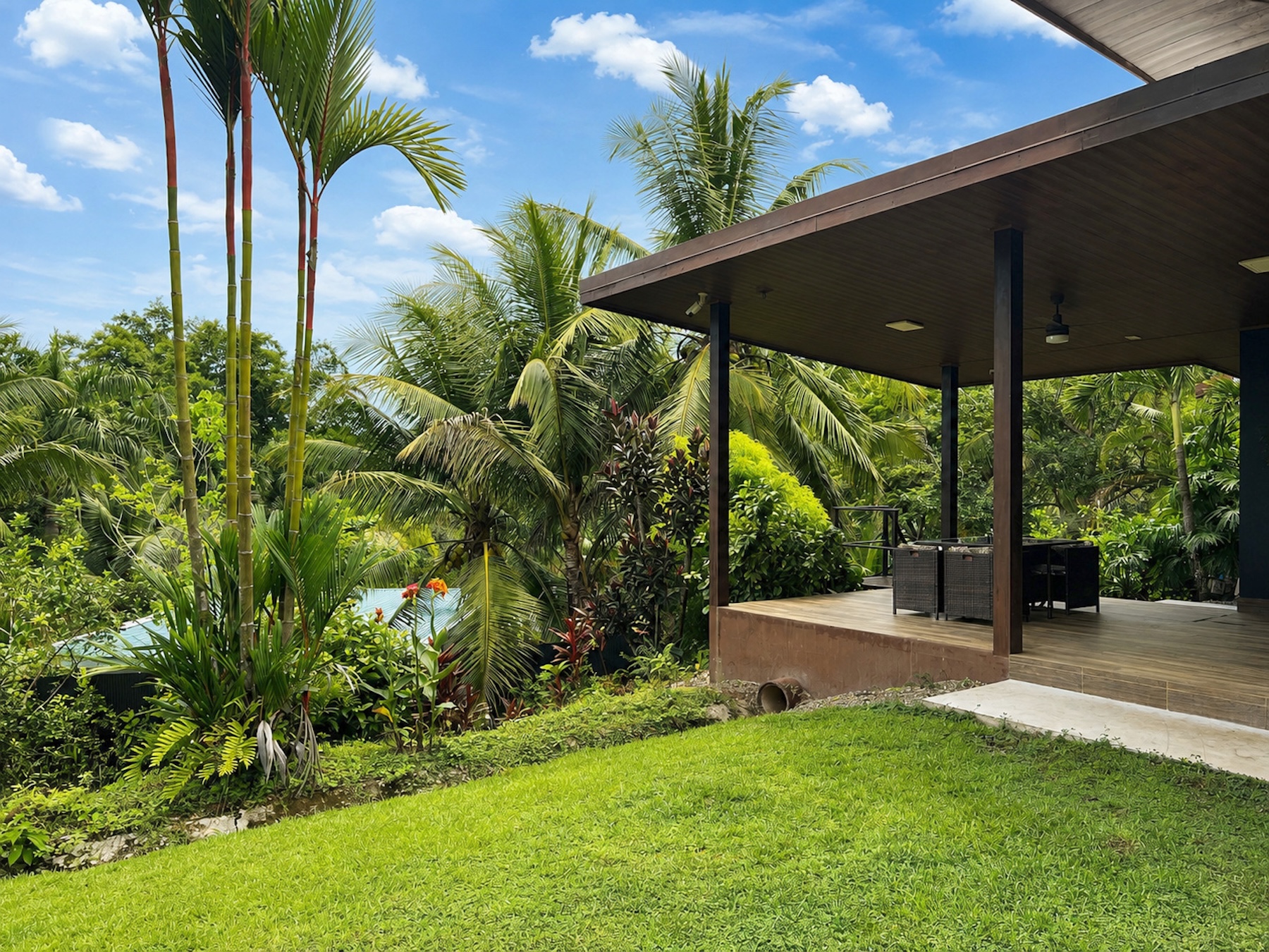 CHARMING SINGLE-STORY RESIDENCE IN A SPACIOUS TROPICAL SETTING WITH GREAT POTENTIAL FOR EXPANSION, IN LOURDES QUEPOS – 1.24 ACRES