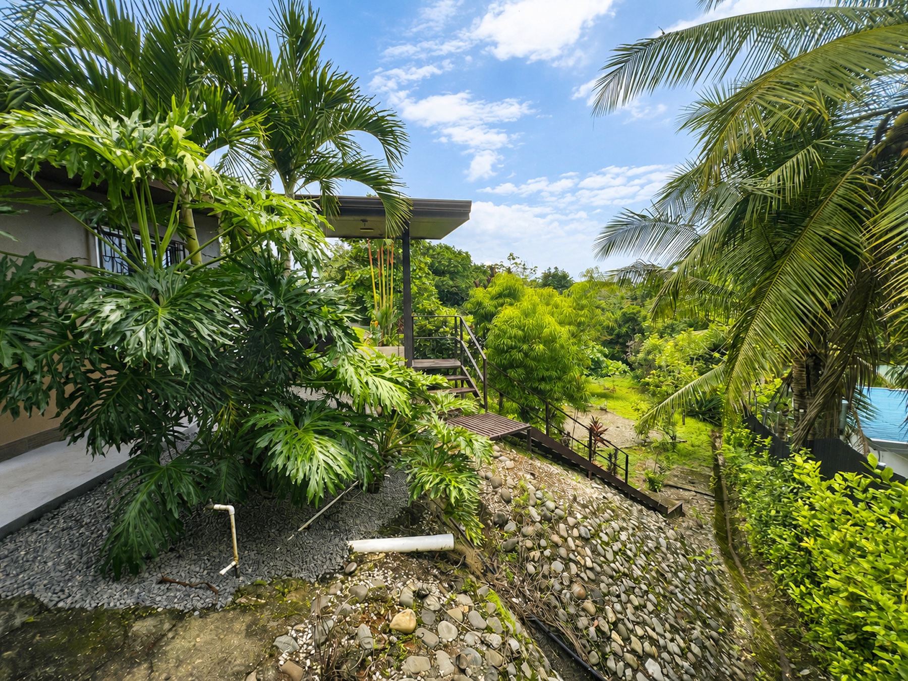 CHARMING SINGLE-STORY RESIDENCE IN A SPACIOUS TROPICAL SETTING WITH GREAT POTENTIAL FOR EXPANSION, IN LOURDES QUEPOS – 1.24 ACRES