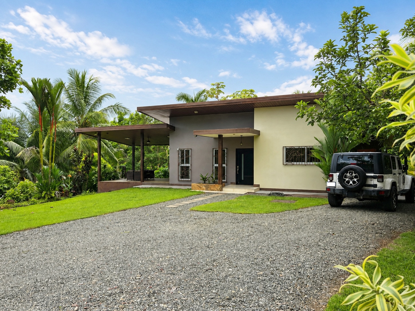 CHARMING SINGLE-STORY RESIDENCE IN A SPACIOUS TROPICAL SETTING WITH GREAT POTENTIAL FOR EXPANSION, IN LOURDES QUEPOS – 1.24 ACRES