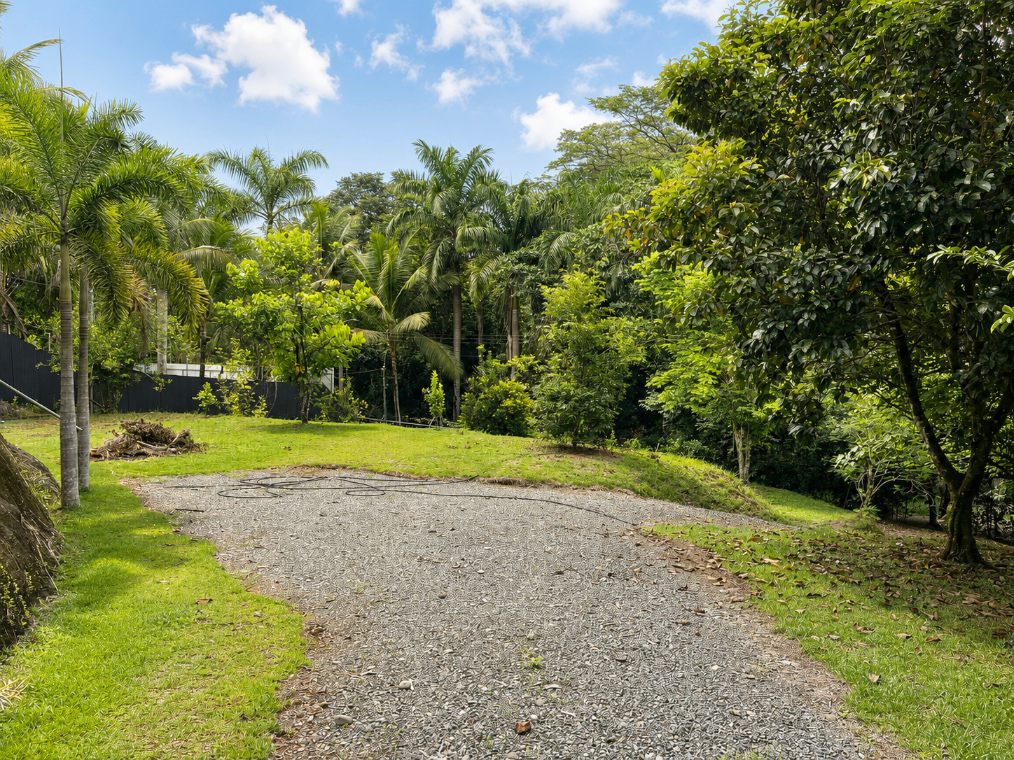 CHARMING SINGLE-STORY RESIDENCE IN A SPACIOUS TROPICAL SETTING WITH GREAT POTENTIAL FOR EXPANSION, IN LOURDES QUEPOS – 1.24 ACRES