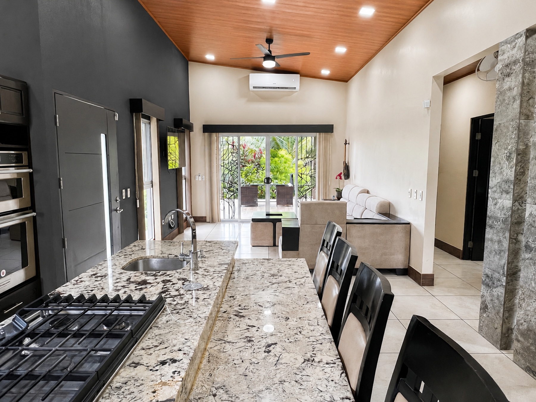 CHARMING SINGLE-STORY RESIDENCE IN A SPACIOUS TROPICAL SETTING WITH GREAT POTENTIAL FOR EXPANSION, IN LOURDES QUEPOS – 1.24 ACRES