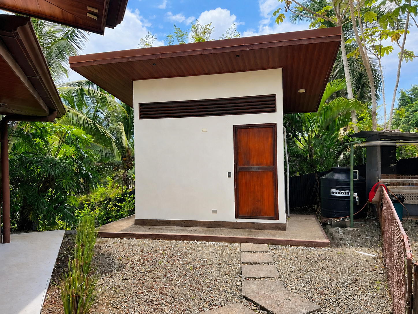 CHARMING SINGLE-STORY RESIDENCE IN A SPACIOUS TROPICAL SETTING WITH GREAT POTENTIAL FOR EXPANSION, IN LOURDES QUEPOS – 1.24 ACRES
