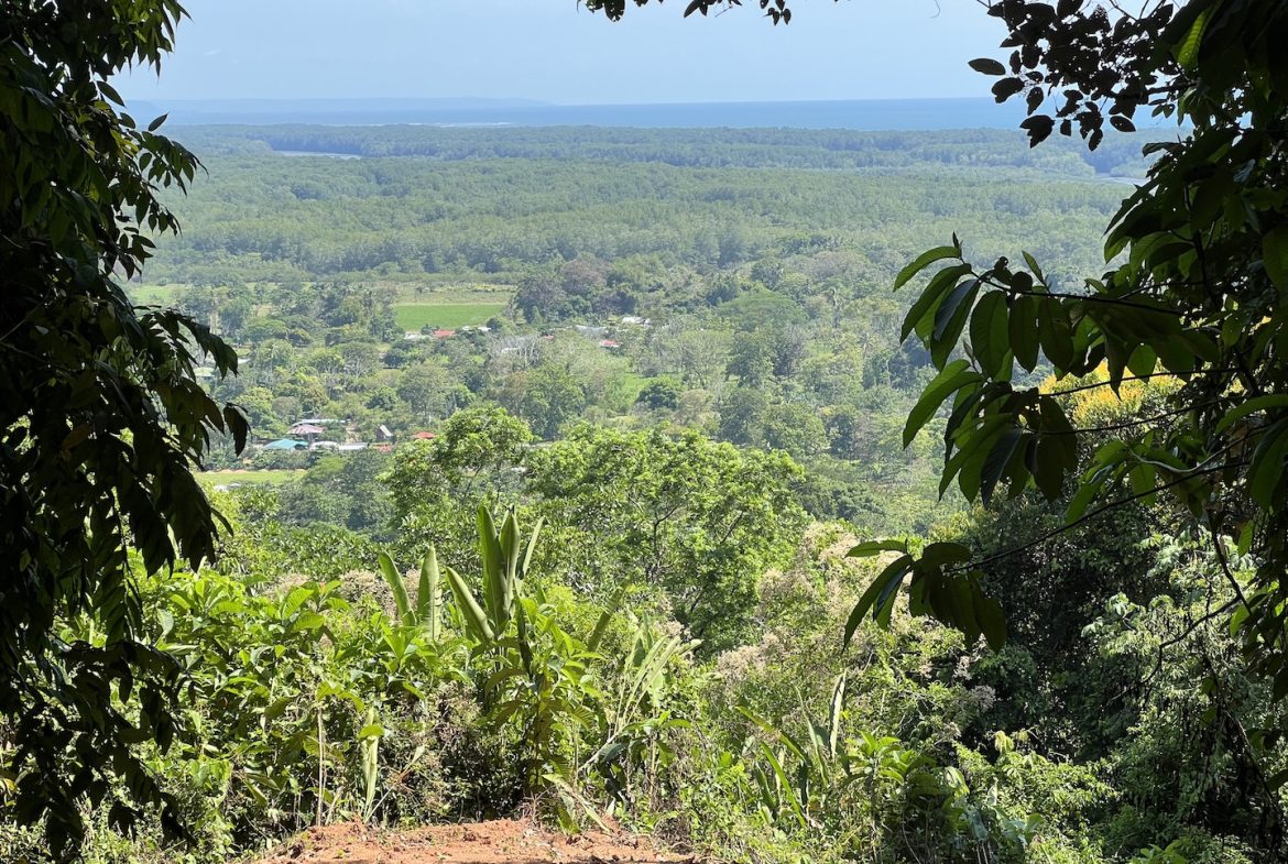 PROPERTY WITH WATERFALLS ACCESS, OCEAN, MOUNTAIN AND JUNGLE VIEWS – 75 ACRES
