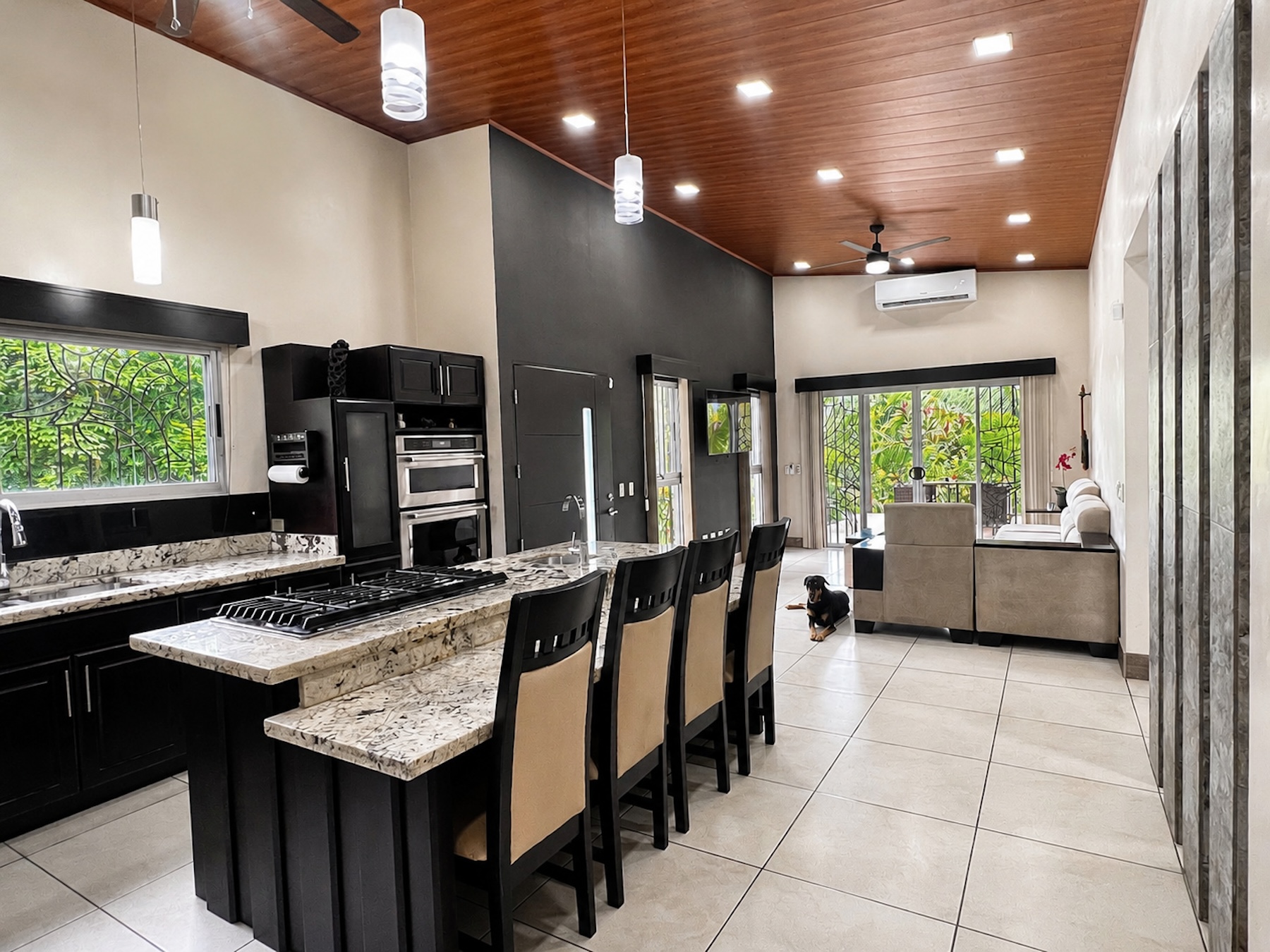 CHARMING SINGLE-STORY RESIDENCE IN A SPACIOUS TROPICAL SETTING WITH GREAT POTENTIAL FOR EXPANSION, IN LOURDES QUEPOS – 1.24 ACRES