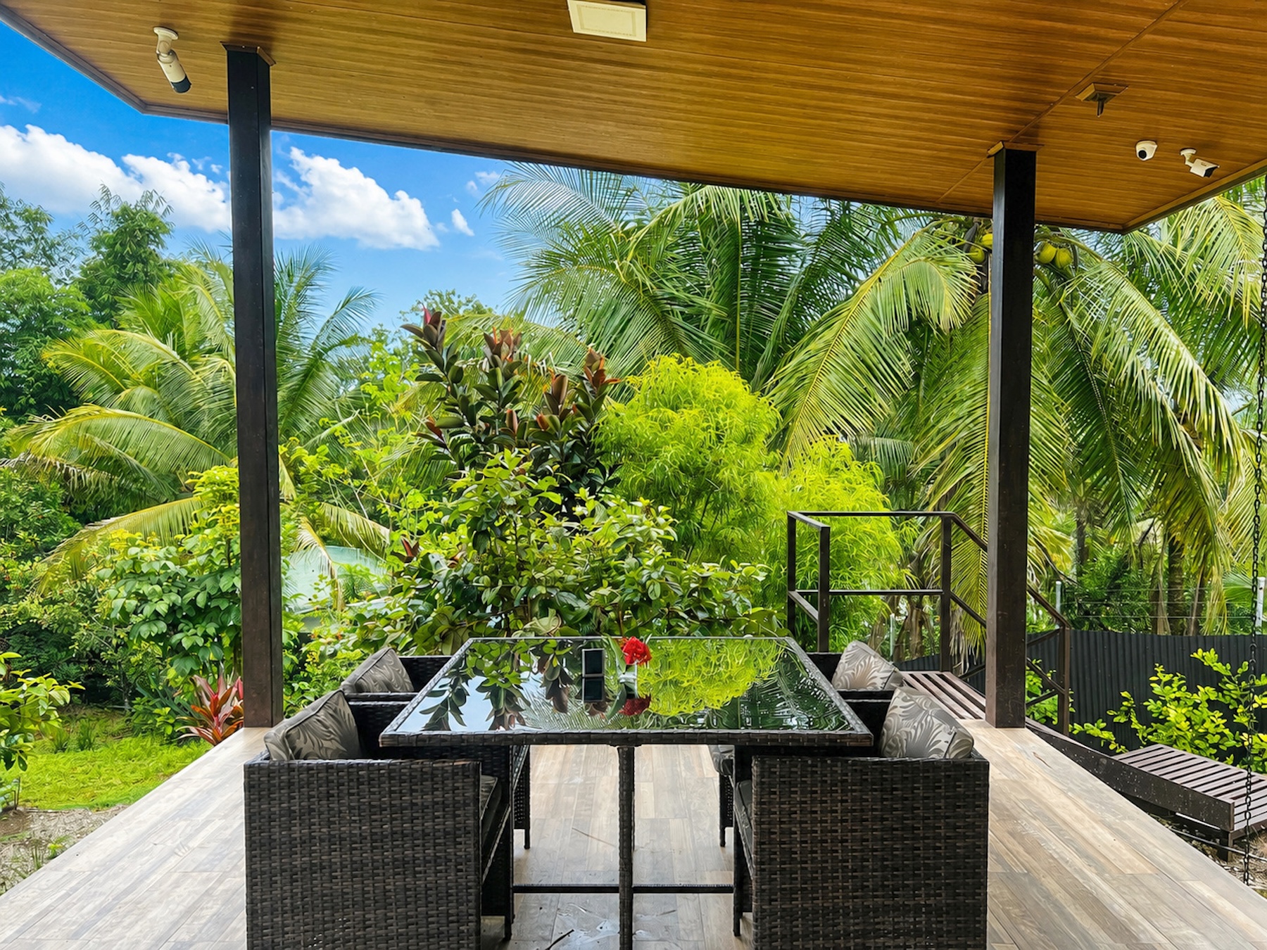 CHARMING SINGLE-STORY RESIDENCE IN A SPACIOUS TROPICAL SETTING WITH GREAT POTENTIAL FOR EXPANSION, IN LOURDES QUEPOS – 1.24 ACRES