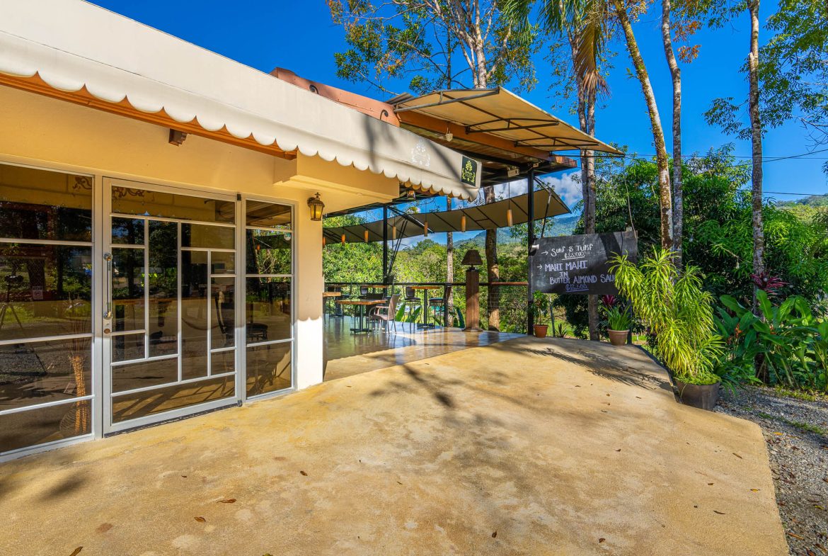 POPULAR FULLY FUNCTIONING UVITA RESTAURANT – 1.2 ACRES