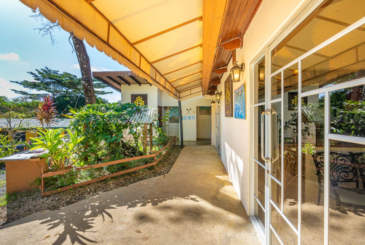 POPULAR FULLY FUNCTIONING UVITA RESTAURANT – 1.2 ACRES