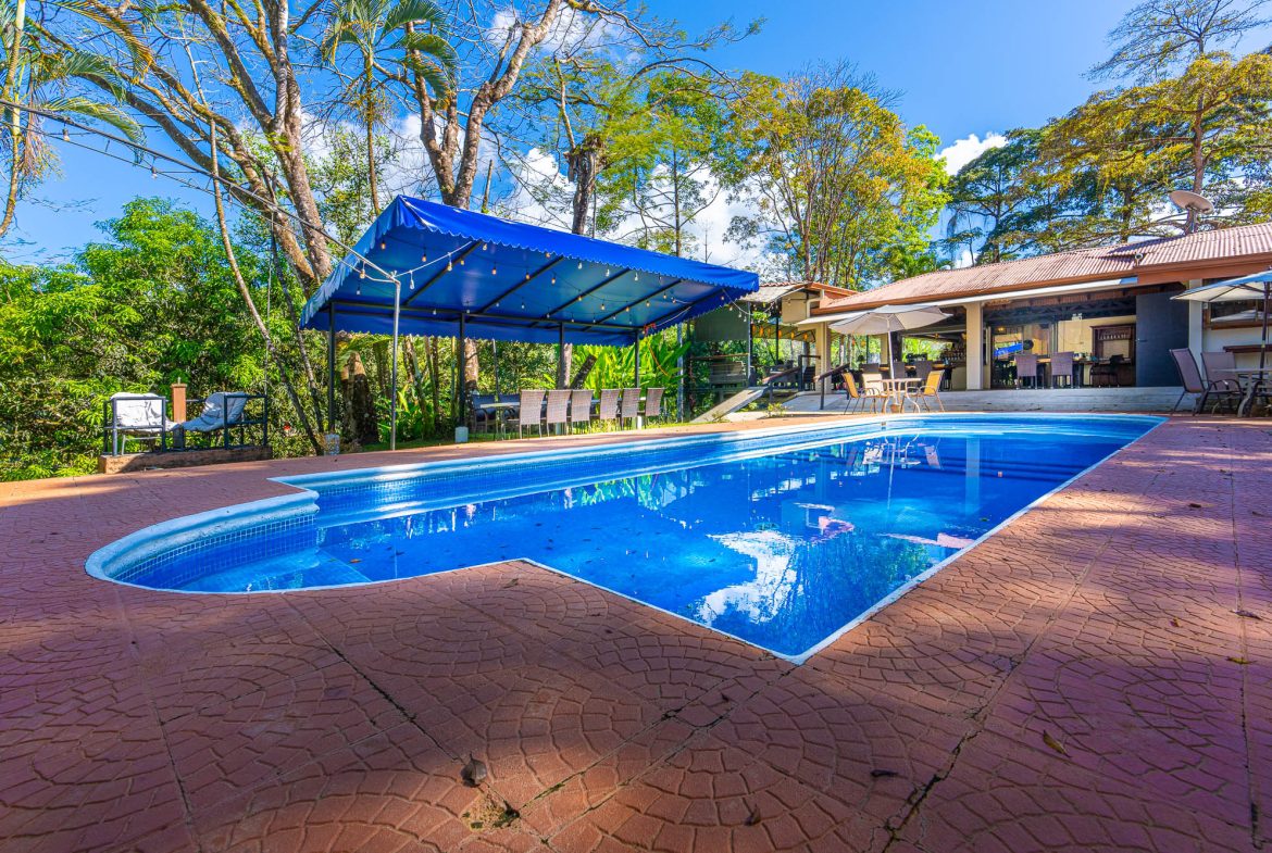 POPULAR FULLY FUNCTIONING UVITA RESTAURANT – 1.2 ACRES