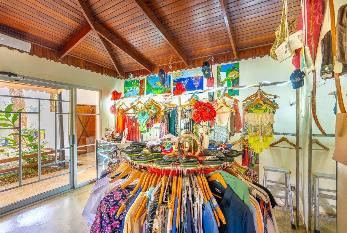 POPULAR FULLY FUNCTIONING UVITA RESTAURANT – 1.2 ACRES