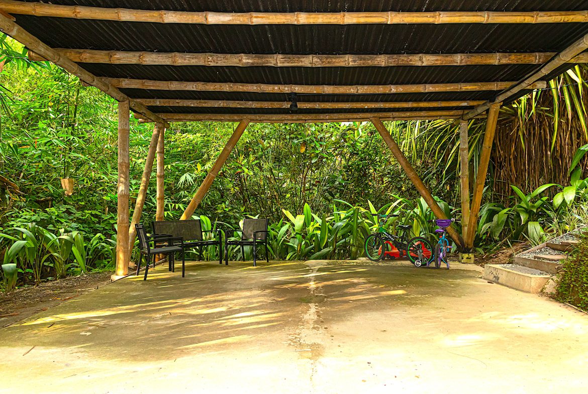 INVESTMENT PROPERTY HOME WITH CHALETS – CABINAS AND A STUDIO IN MANUEL ANTONIO – 2.86 ACRES