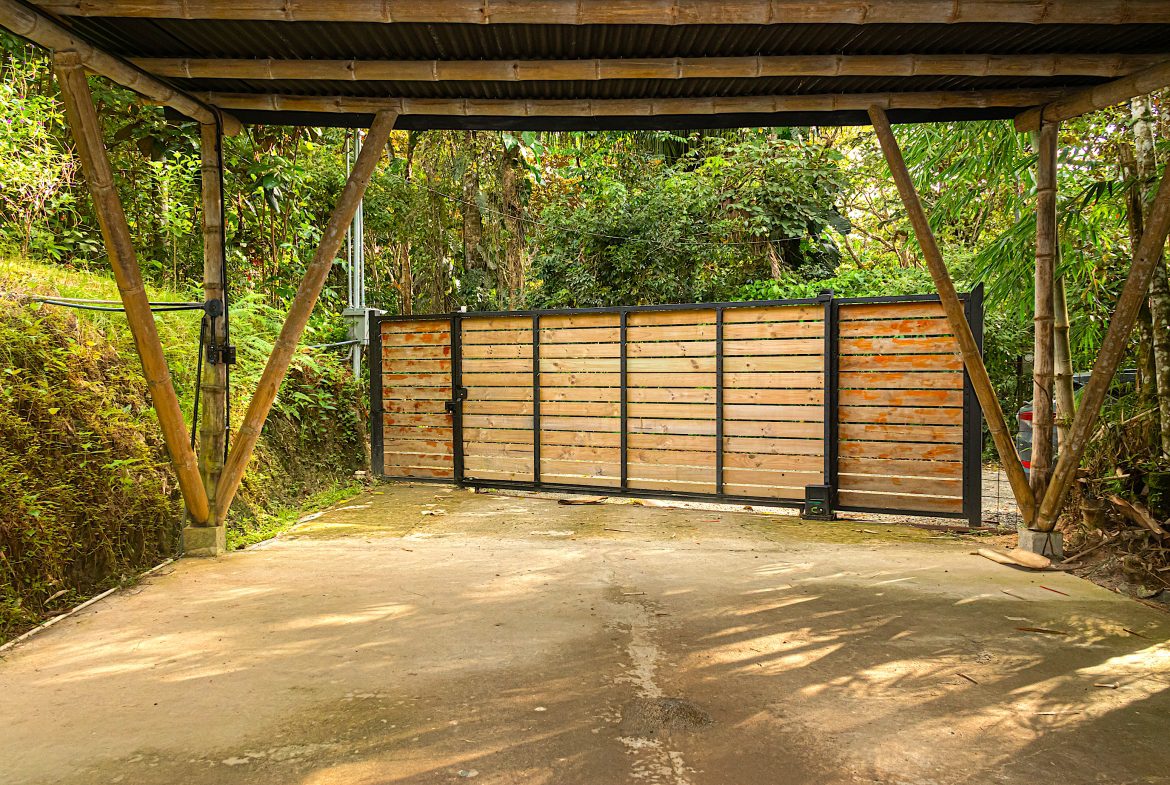 INVESTMENT PROPERTY HOME WITH CHALETS – CABINAS AND A STUDIO IN MANUEL ANTONIO – 2.86 ACRES