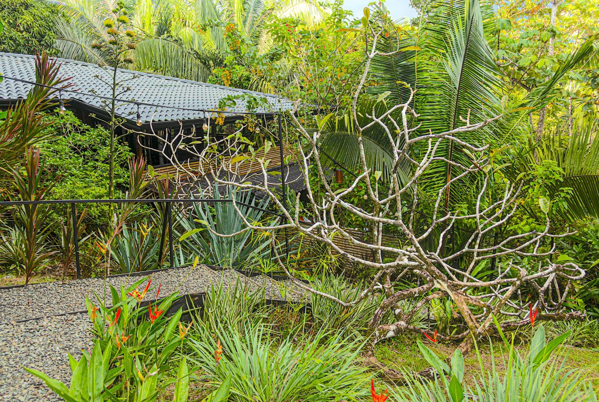 INVESTMENT PROPERTY HOME WITH CHALETS – CABINAS AND A STUDIO IN MANUEL ANTONIO – 2.86 ACRES