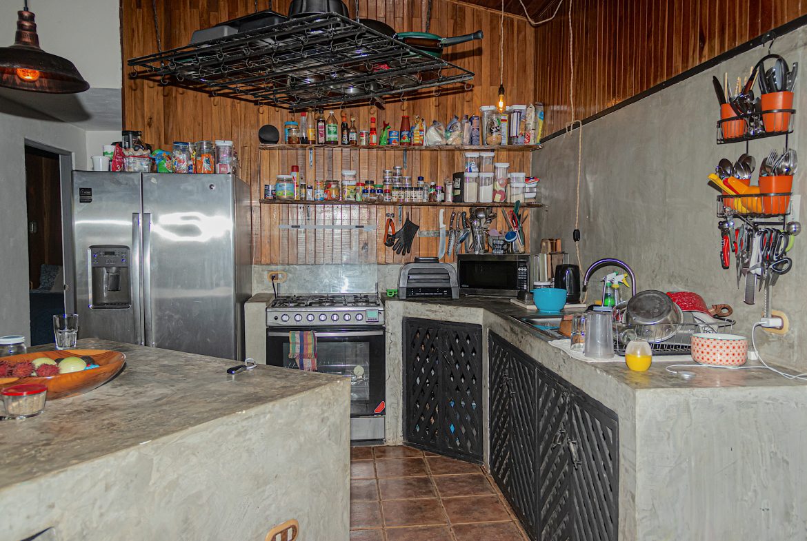 INVESTMENT PROPERTY HOME WITH CHALETS – CABINAS AND A STUDIO IN MANUEL ANTONIO – 2.86 ACRES