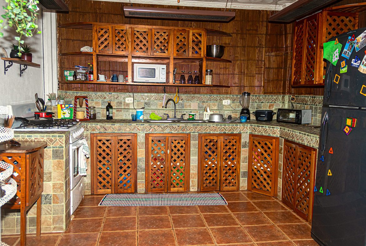 INVESTMENT PROPERTY HOME WITH CHALETS – CABINAS AND A STUDIO IN MANUEL ANTONIO – 2.86 ACRES