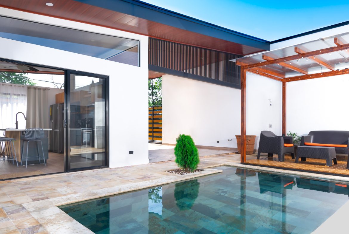 3 BEDROOMS 2.5 BATHROOM BEACH HOUSE