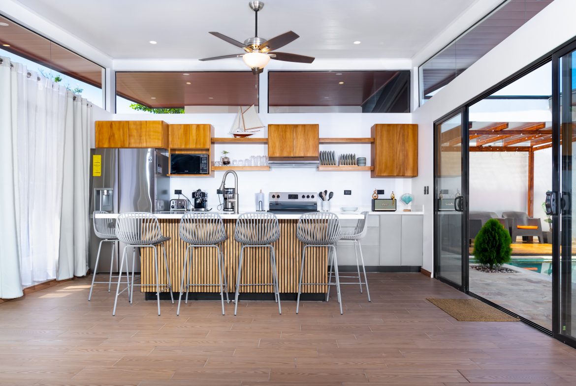 3 BEDROOMS 2.5 BATHROOM BEACH HOUSE