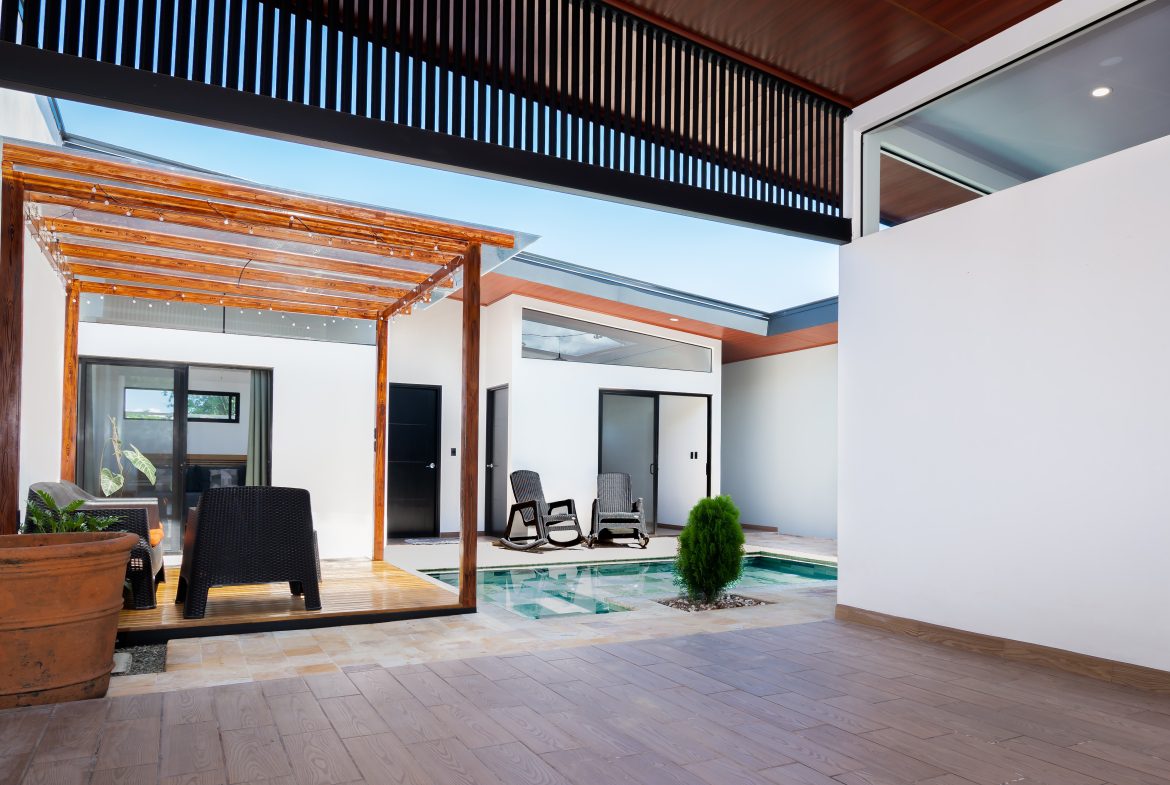 3 BEDROOMS 2.5 BATHROOM BEACH HOUSE