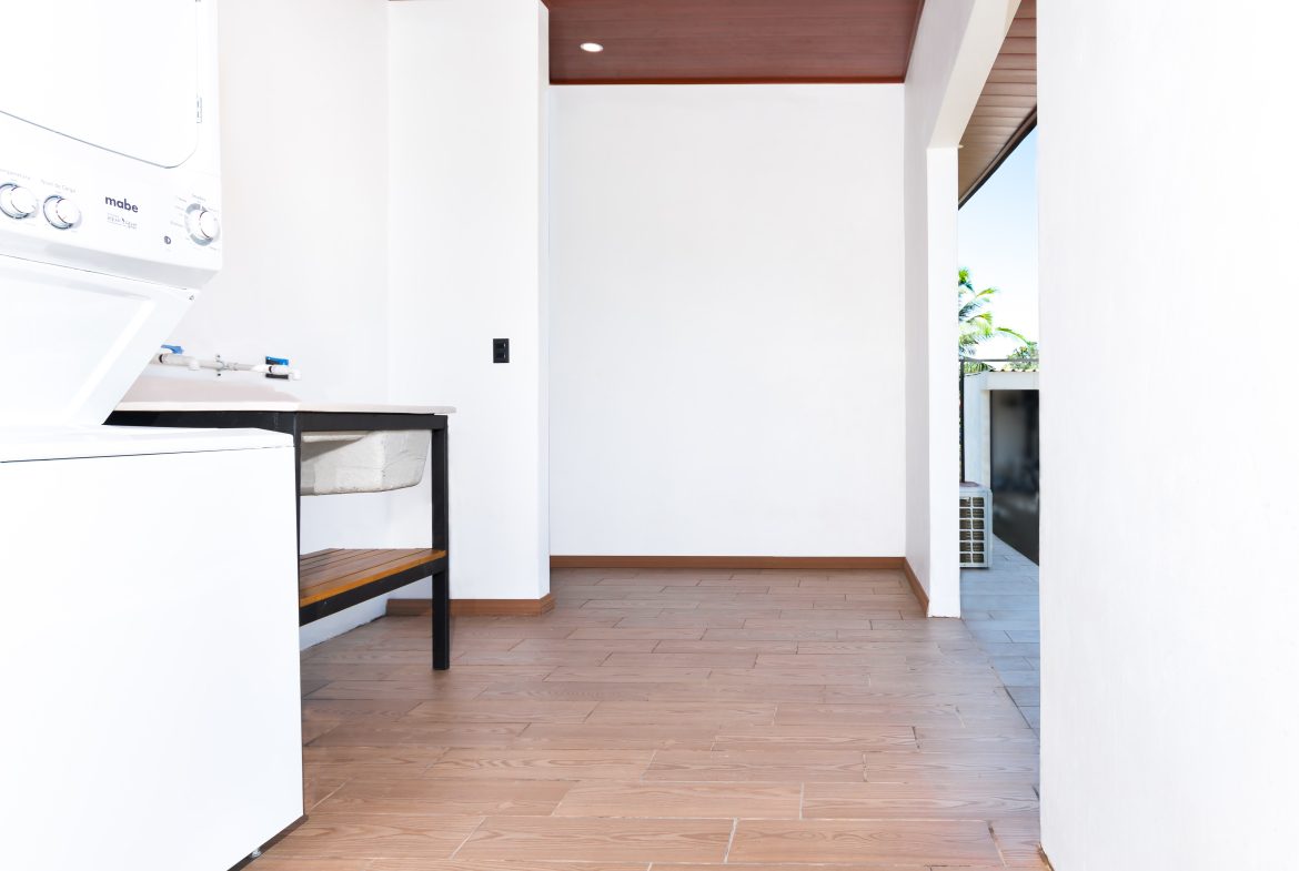3 BEDROOMS 2.5 BATHROOM BEACH HOUSE