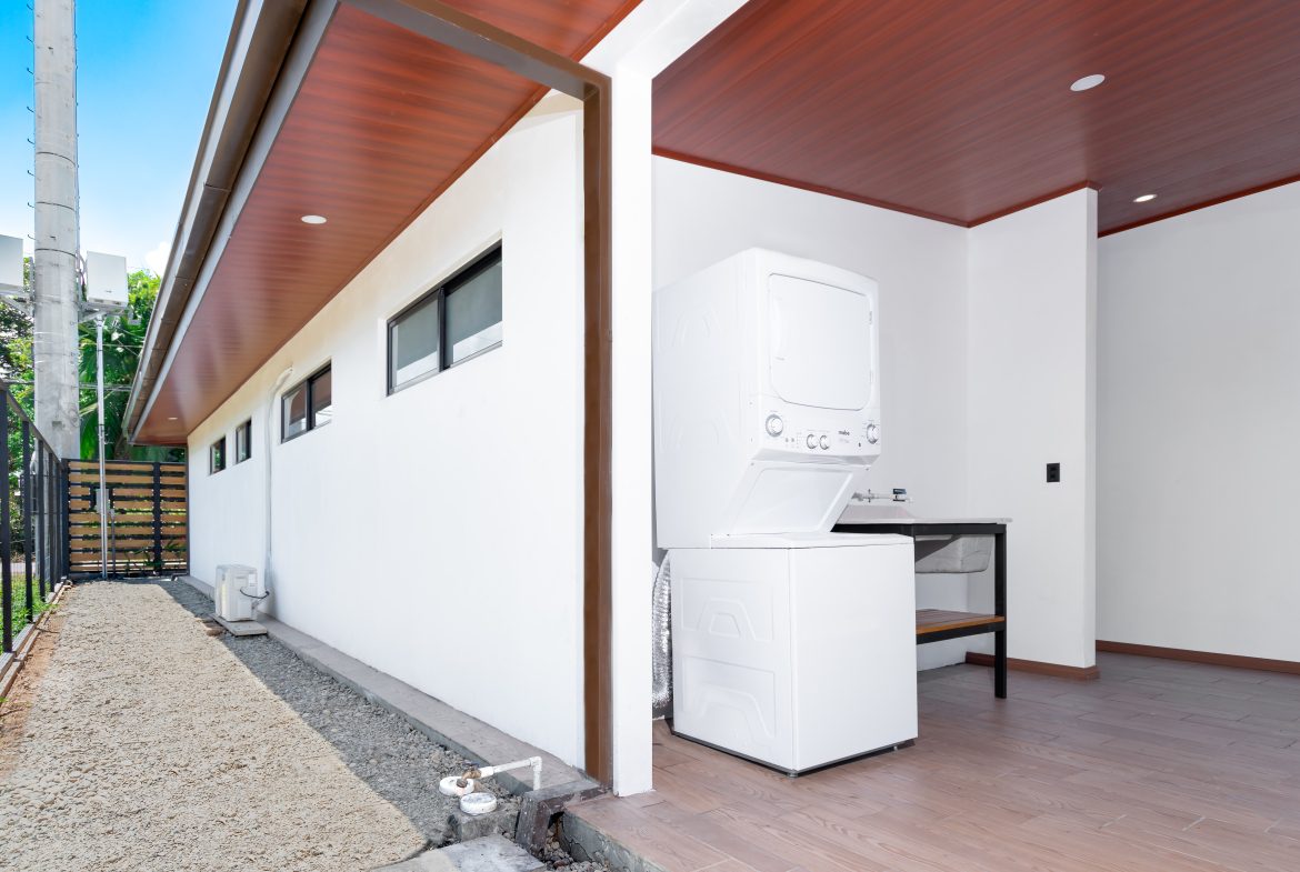 3 BEDROOMS 2.5 BATHROOM BEACH HOUSE