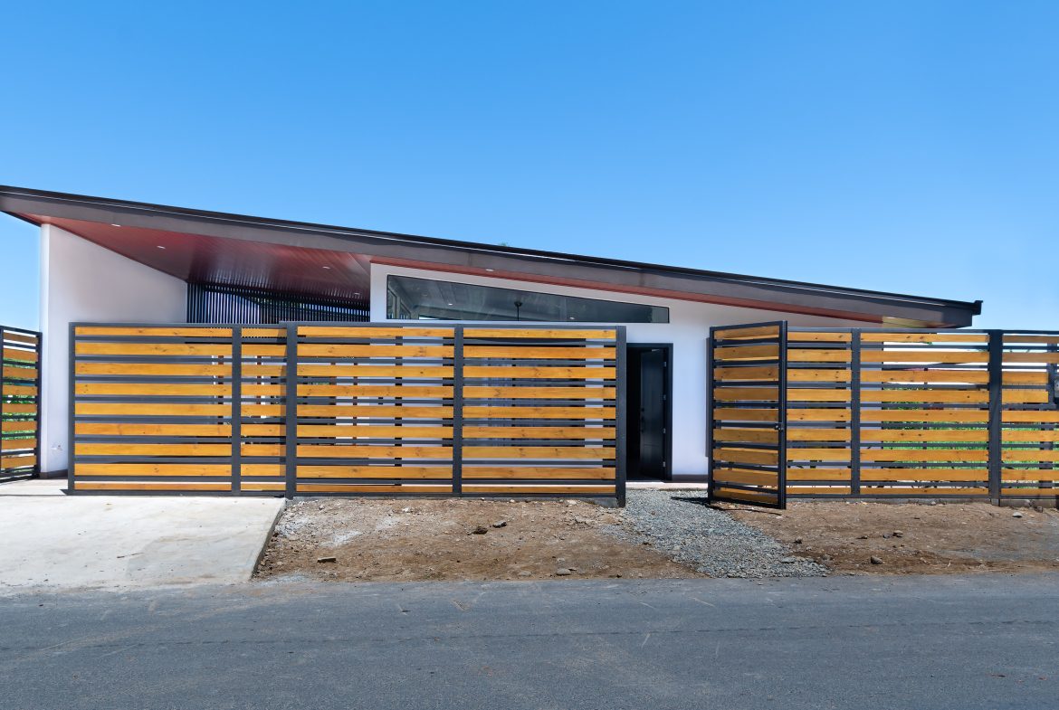 3 BEDROOMS 2.5 BATHROOM BEACH HOUSE