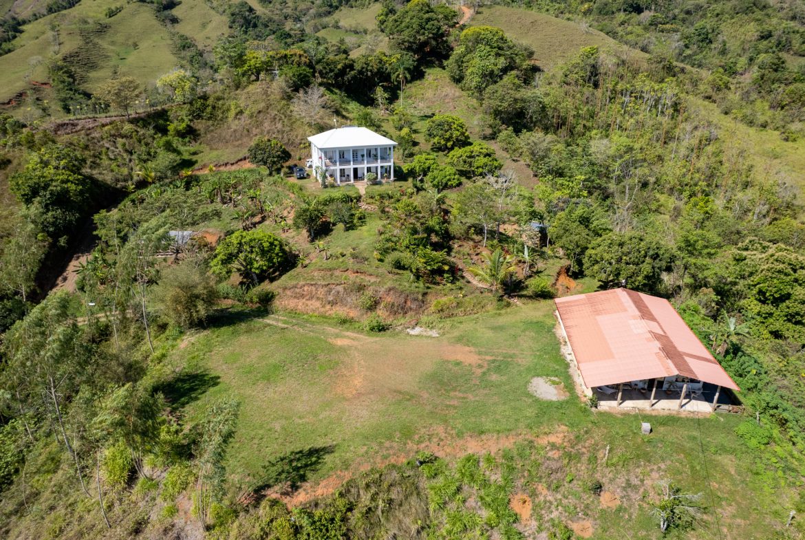 CUSTOM-BUILT MOUNTAIN OASIS WITH STUNNING VIEWS AND HIGH-END FEATURES – 15.6 ACRES, Uvita, Costa Rica — photo 2