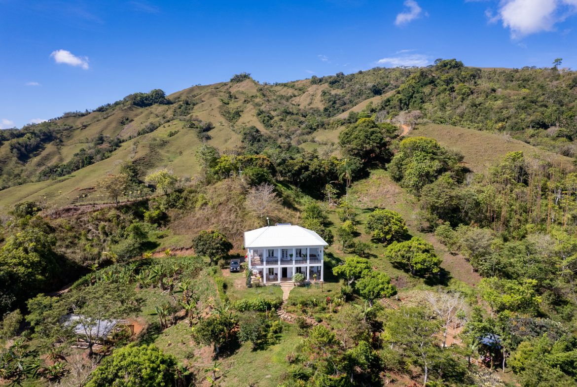 CUSTOM-BUILT MOUNTAIN OASIS WITH STUNNING VIEWS AND HIGH-END FEATURES – 15.6 ACRES