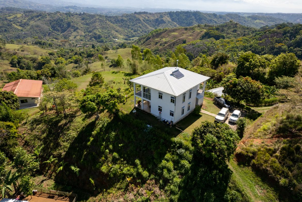 CUSTOM-BUILT MOUNTAIN OASIS WITH STUNNING VIEWS AND HIGH-END FEATURES – 15.6 ACRES