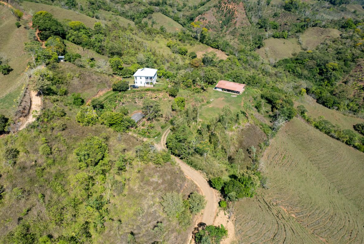 CUSTOM-BUILT MOUNTAIN OASIS WITH STUNNING VIEWS AND HIGH-END FEATURES – 15.6 ACRES