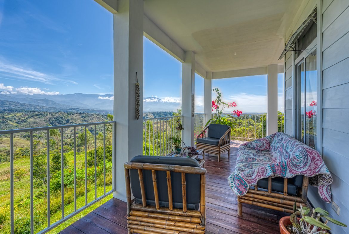 CUSTOM-BUILT MOUNTAIN OASIS WITH STUNNING VIEWS AND HIGH-END FEATURES – 15.6 ACRES, Uvita, Costa Rica — photo 3