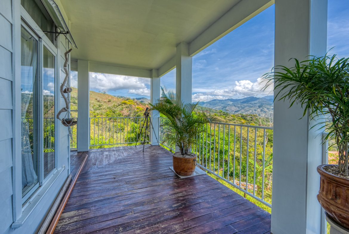 CUSTOM-BUILT MOUNTAIN OASIS WITH STUNNING VIEWS AND HIGH-END FEATURES – 15.6 ACRES