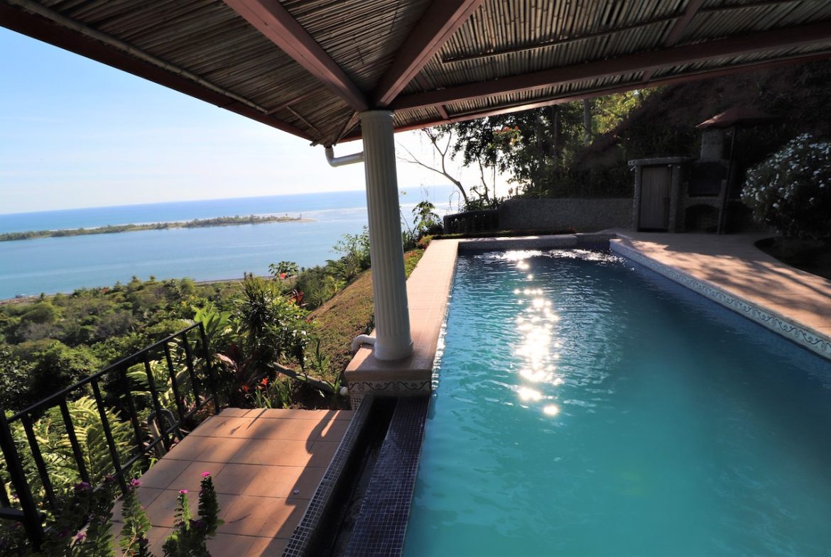 HOUSE AND CABINS WITH AMAZING OCEAN VIEWS – 1.75 ACRES