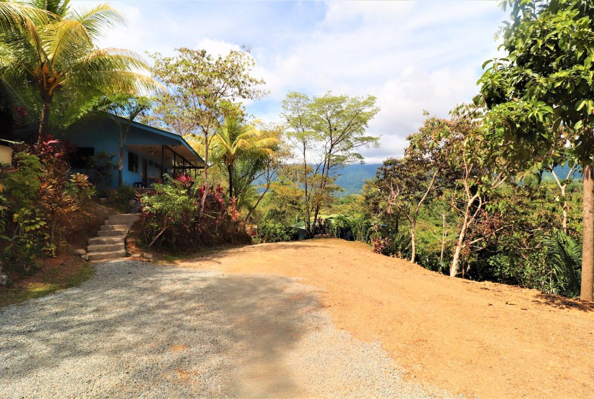 HOUSE AND CABINS WITH AMAZING OCEAN VIEWS – 1.75 ACRES
