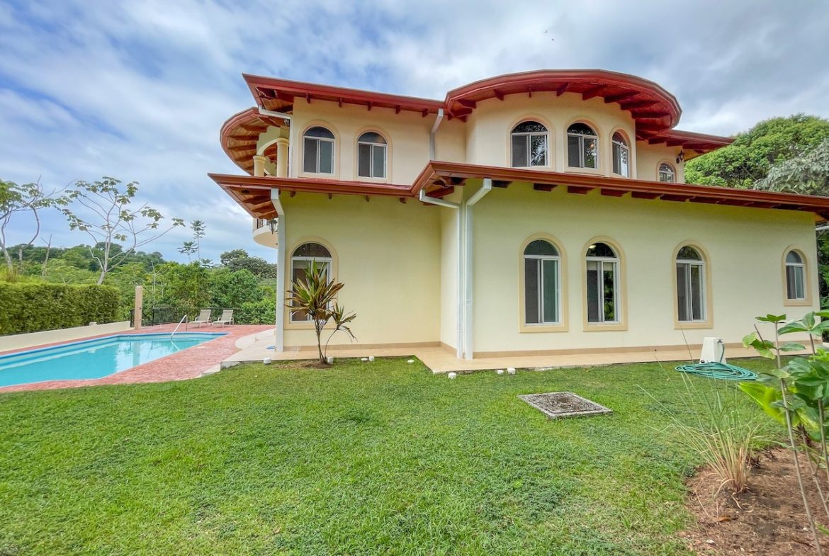 SOLID CONSTRUCTION HOME WITH BEAUFITUL JUNGLE VIEWS IN OJOCHAL – 0.36 ACRES