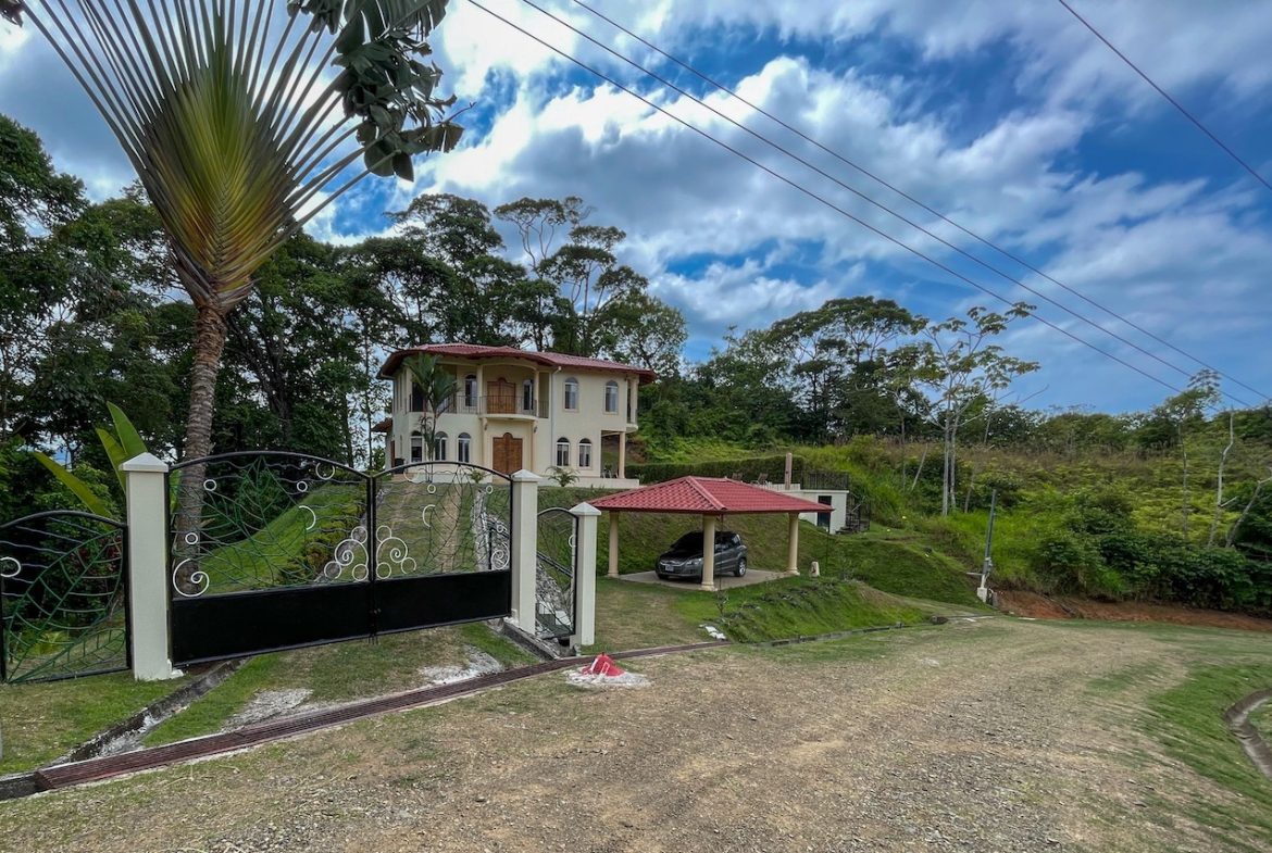 SOLID CONSTRUCTION HOME WITH BEAUFITUL JUNGLE VIEWS IN OJOCHAL – 0.36 ACRES, Uvita, Costa Rica — photo 2