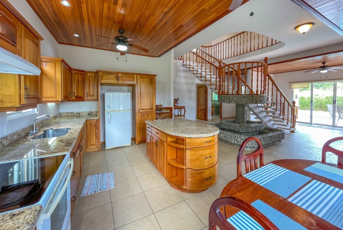 SOLID CONSTRUCTION HOME WITH BEAUFITUL JUNGLE VIEWS IN OJOCHAL – 0.36 ACRES, Uvita, Costa Rica — photo 8