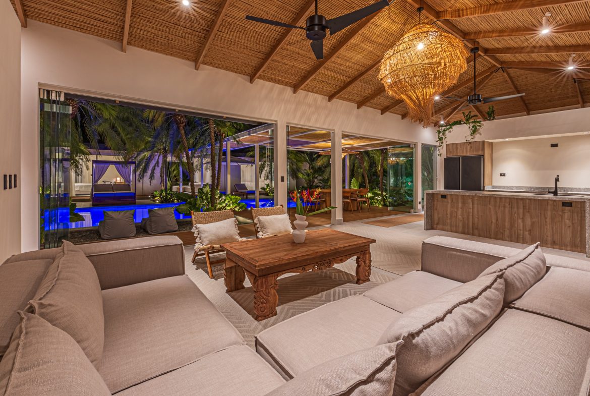 CASA OHANA LUXURY VILLA- WALKING DISTANCE TO THE BEACH- 0.22 ACRES