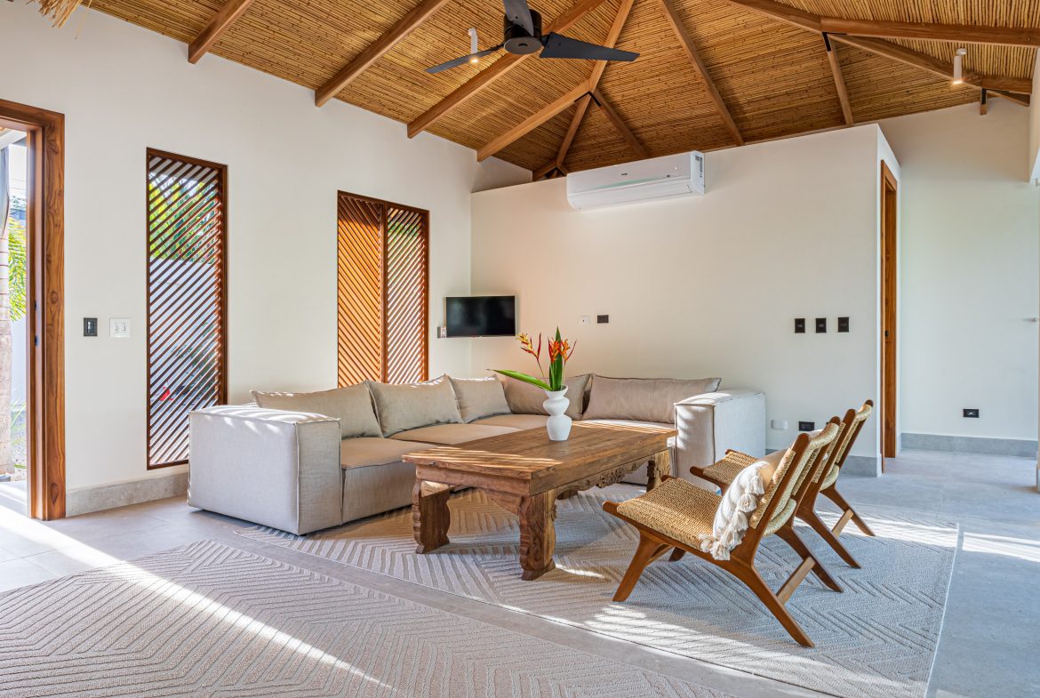 CASA OHANA LUXURY VILLA- WALKING DISTANCE TO THE BEACH- 0.22 ACRES