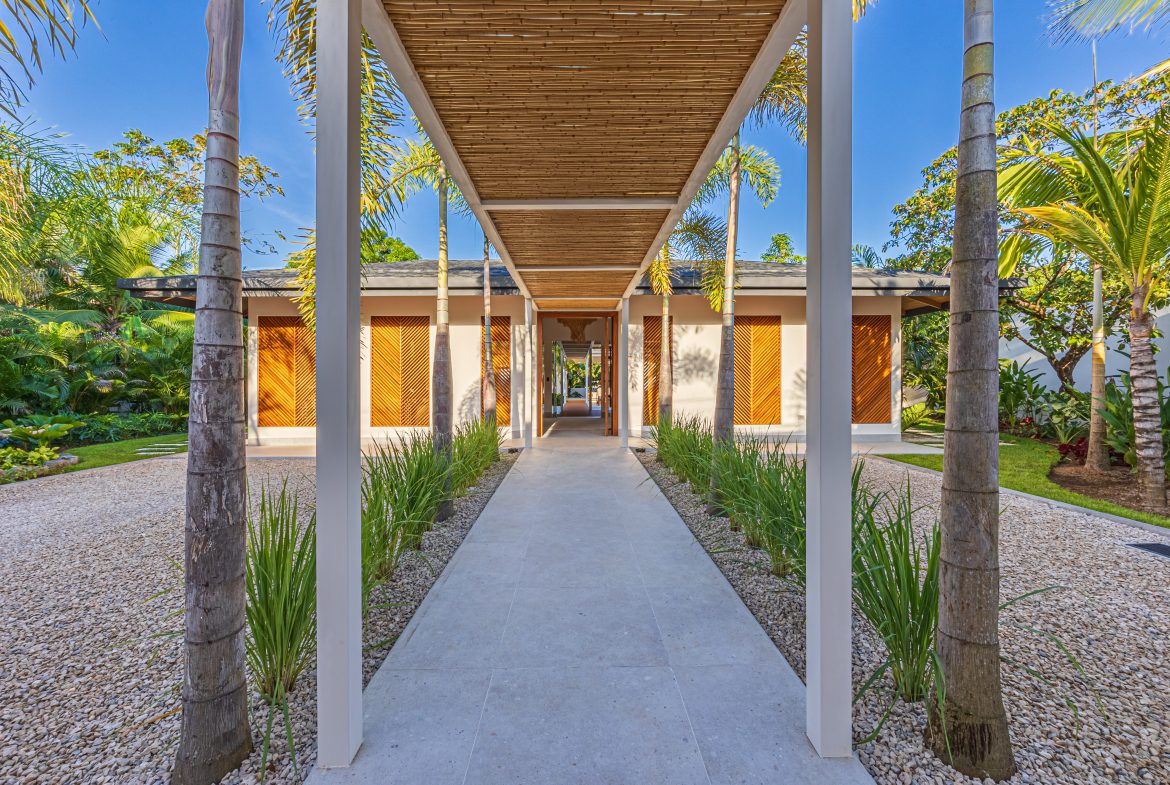 CASA OHANA LUXURY VILLA- WALKING DISTANCE TO THE BEACH- 0.22 ACRES