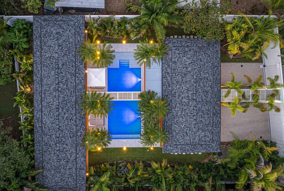 CASA OHANA LUXURY VILLA- WALKING DISTANCE TO THE BEACH- 0.22 ACRES