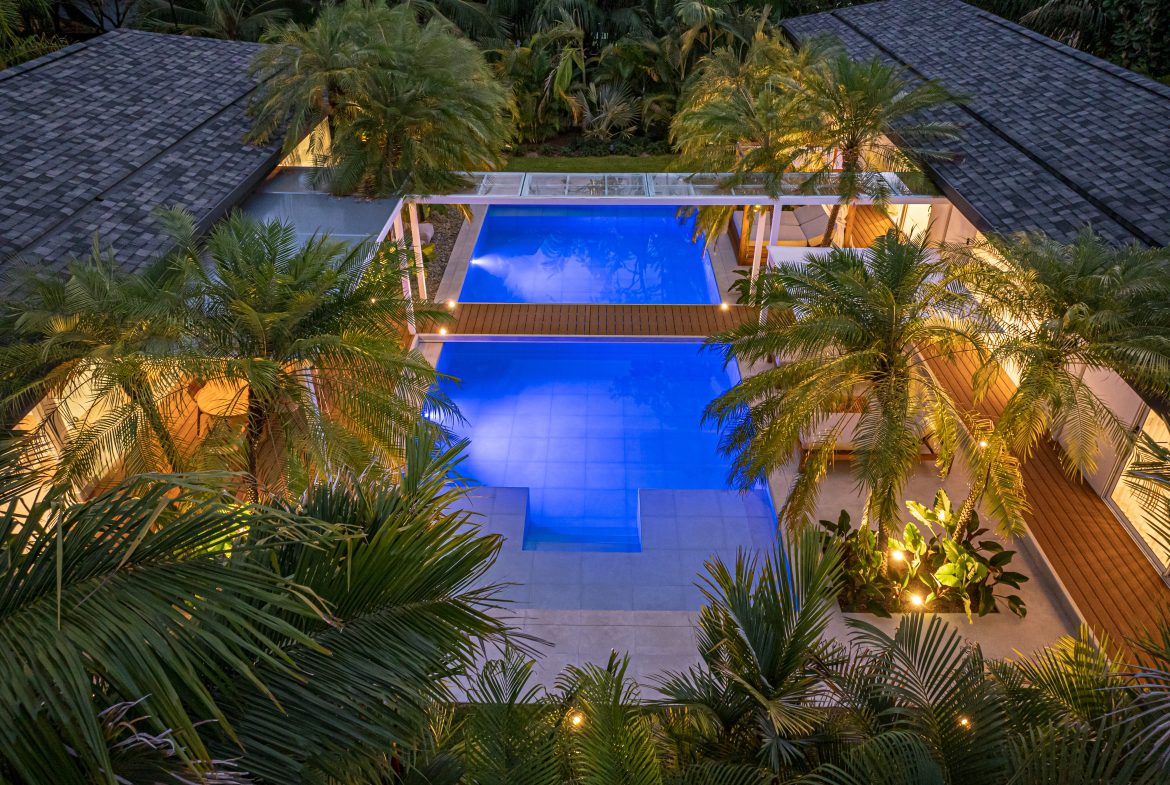 CASA OHANA LUXURY VILLA- WALKING DISTANCE TO THE BEACH- 0.22 ACRES