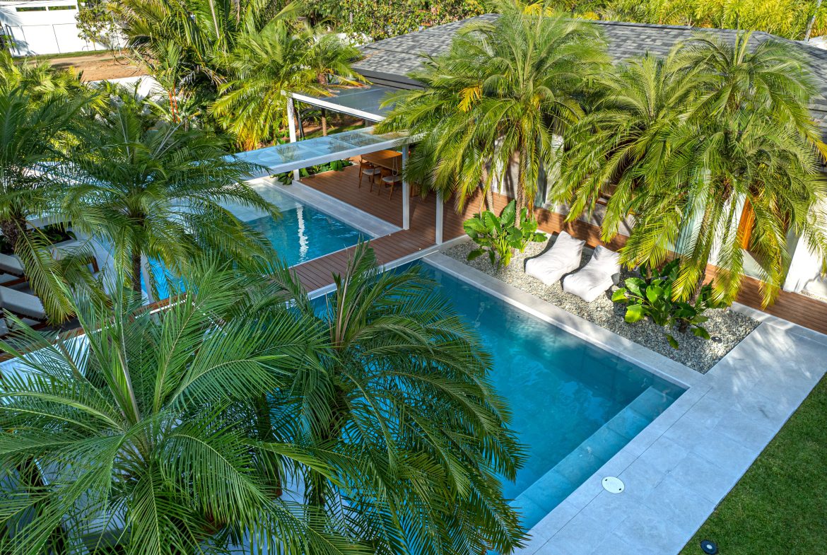 CASA OHANA LUXURY VILLA- WALKING DISTANCE TO THE BEACH- 0.22 ACRES
