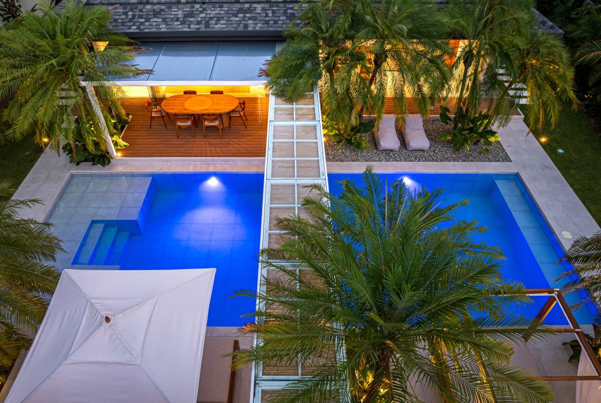 CASA OHANA LUXURY VILLA- WALKING DISTANCE TO THE BEACH- 0.22 ACRES